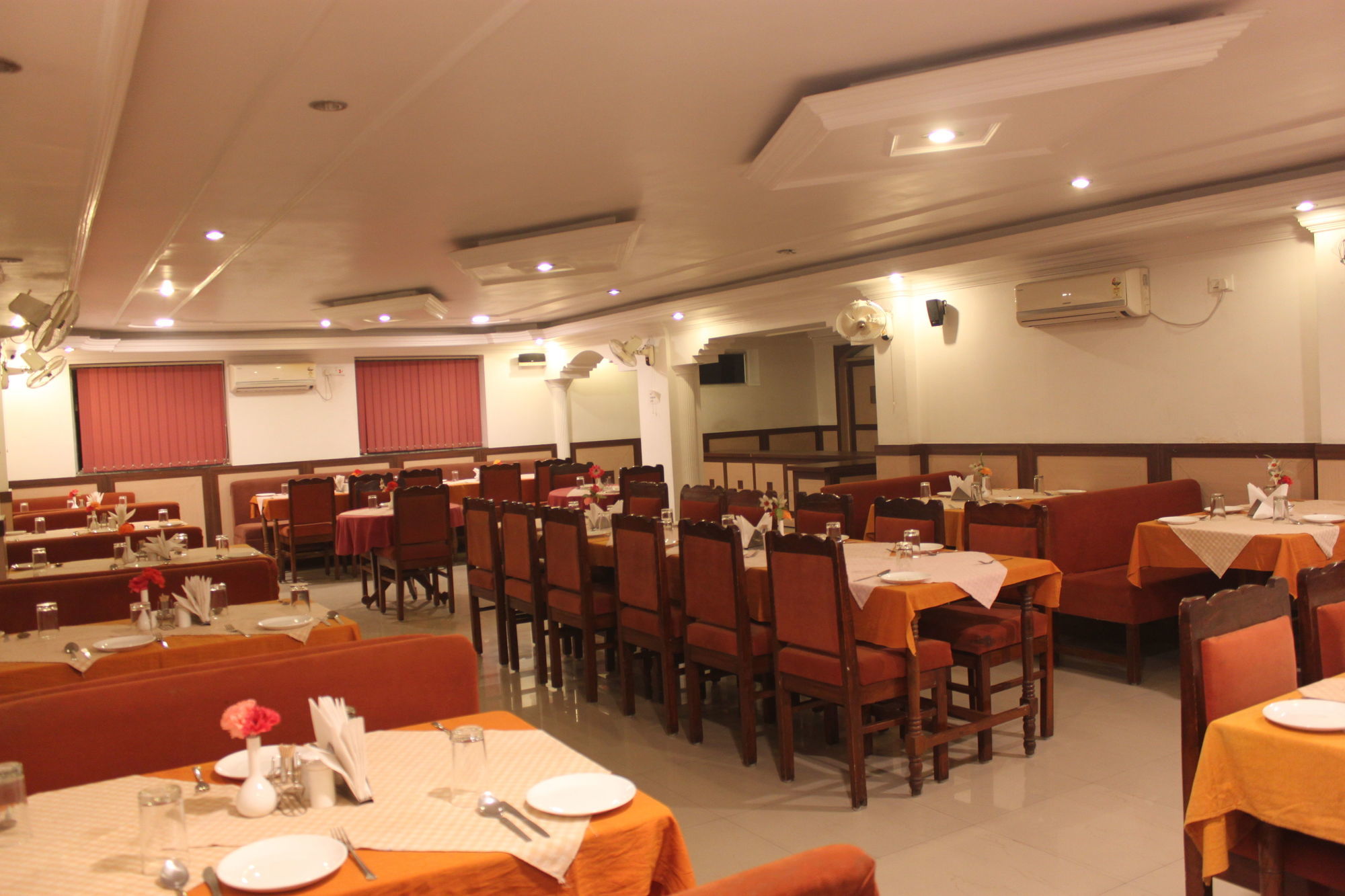 Niranjana Hotel Bodhgaya Ресторант снимка